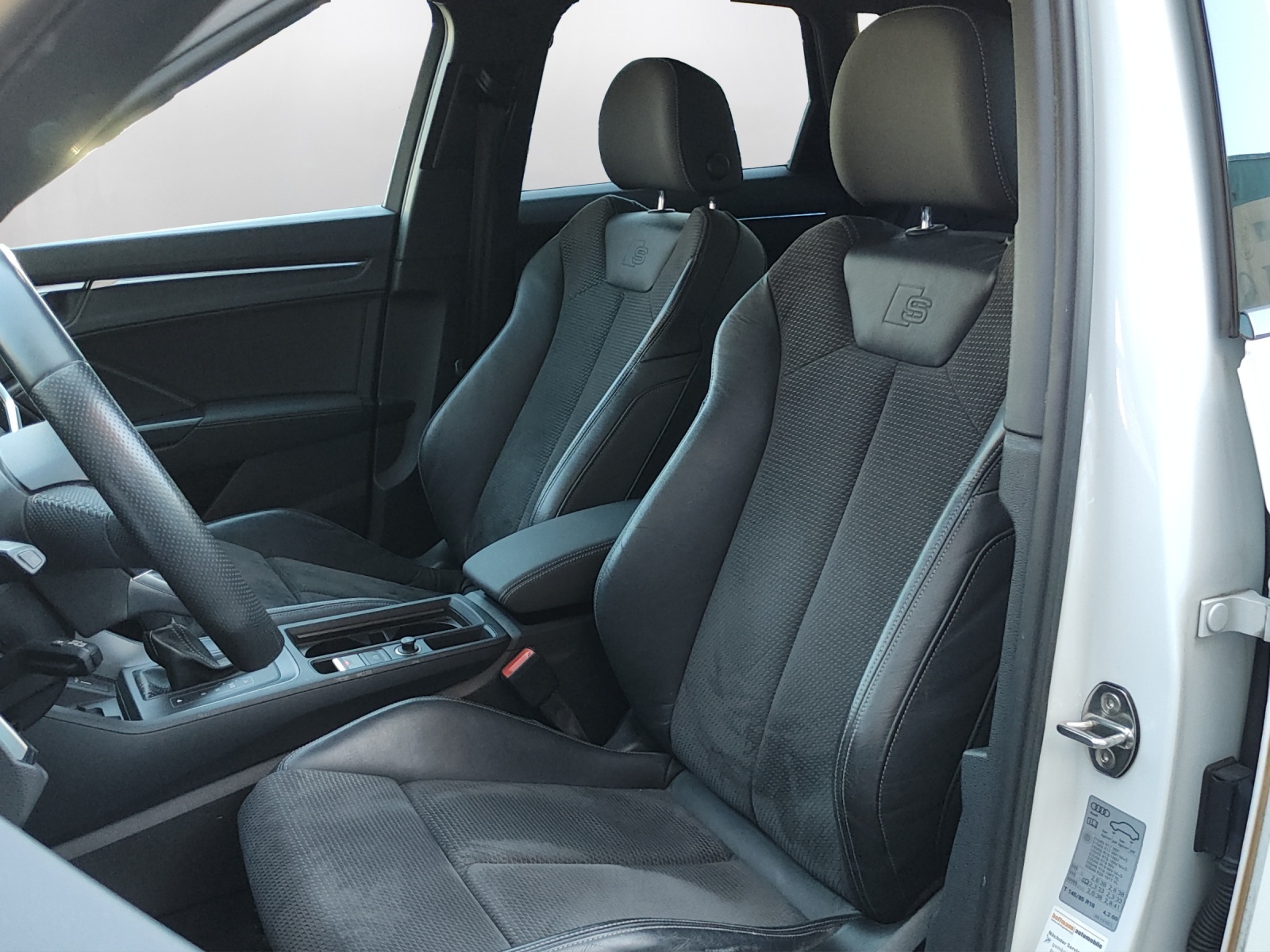 AUDI Q3 40 TFSI S line quattro S-tronic-image-9