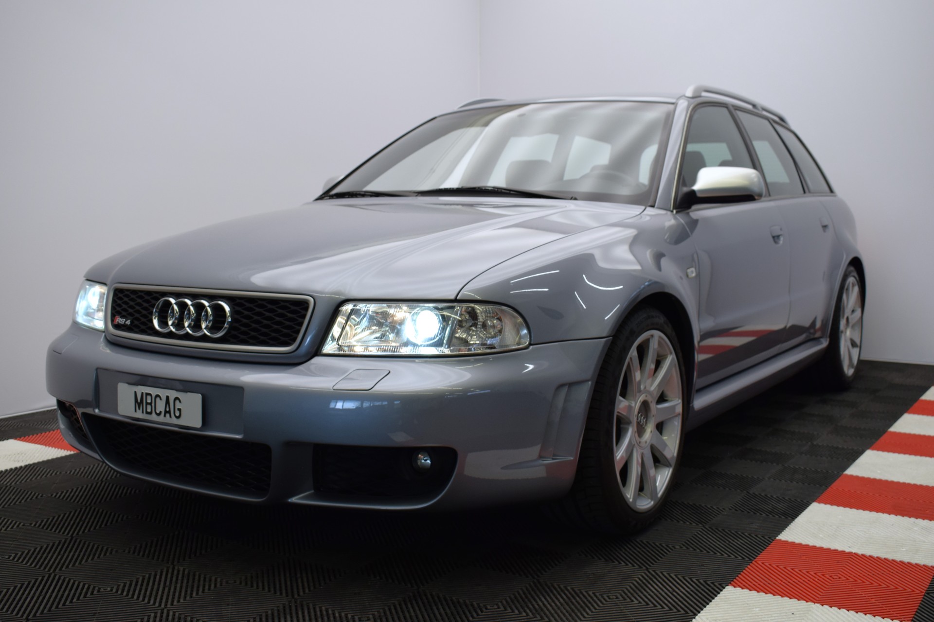 AUDI RS4 Avant quattro "Avus Silber Metallic"-showroom-element-1