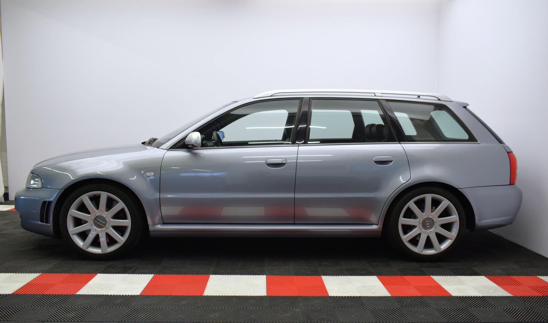 AUDI RS4 Avant quattro "Avus Silber Metallic"-image-8