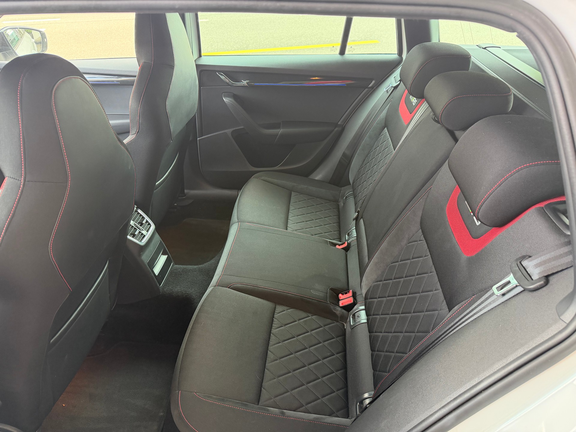 SKODA Octavia Combi 2.0 TDI VRS 4x4 DSG-image-7