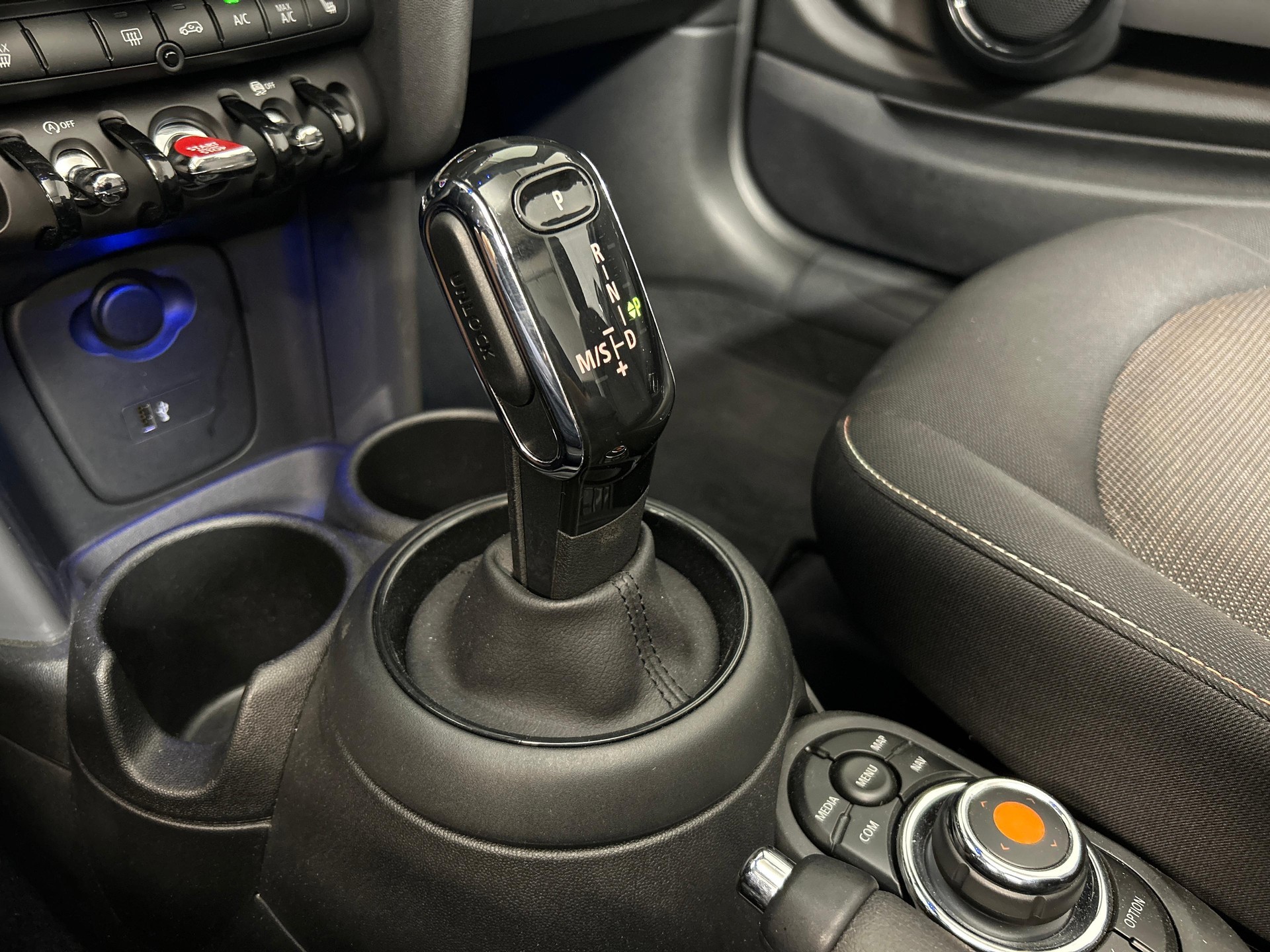 MINI Cabrio F57 1.5i Cooper-image-16