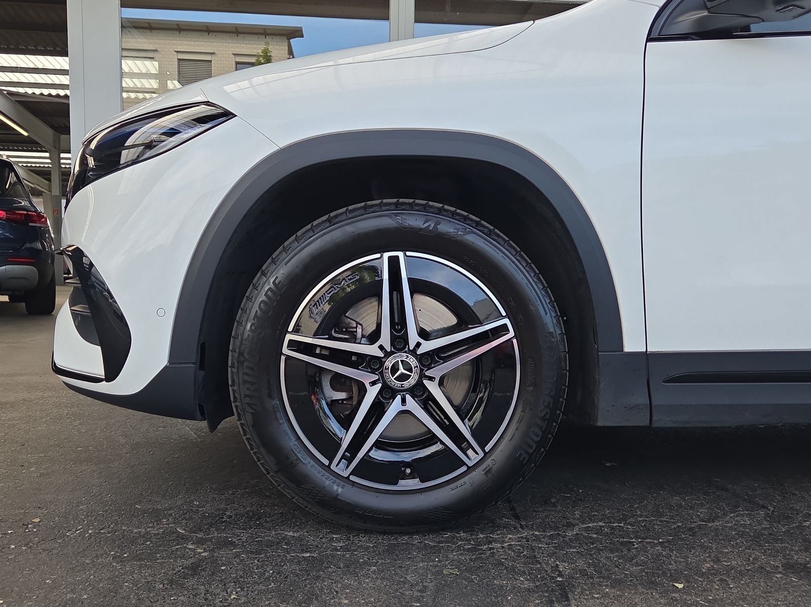 MERCEDES-BENZ EQA 350 AMG Line 4Matic-image-4