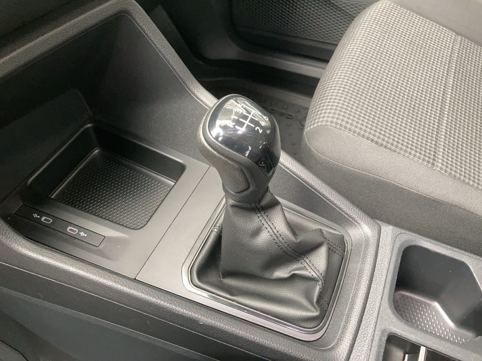VW Caddy Kombi 2.0TDI-image-15
