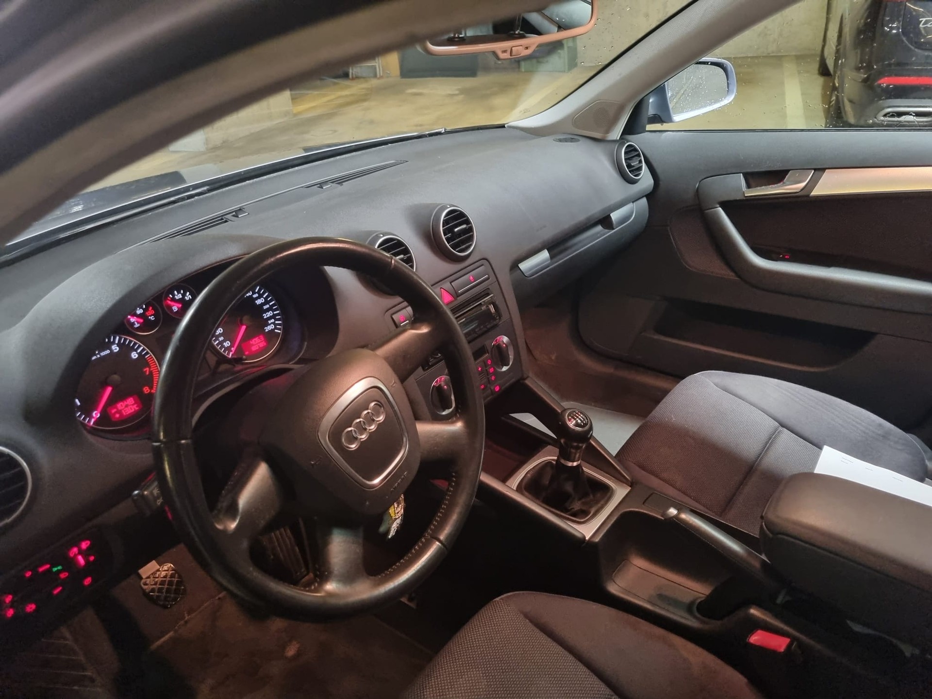 AUDI A3 Sportback 1.6 FSI Attraction-image-3