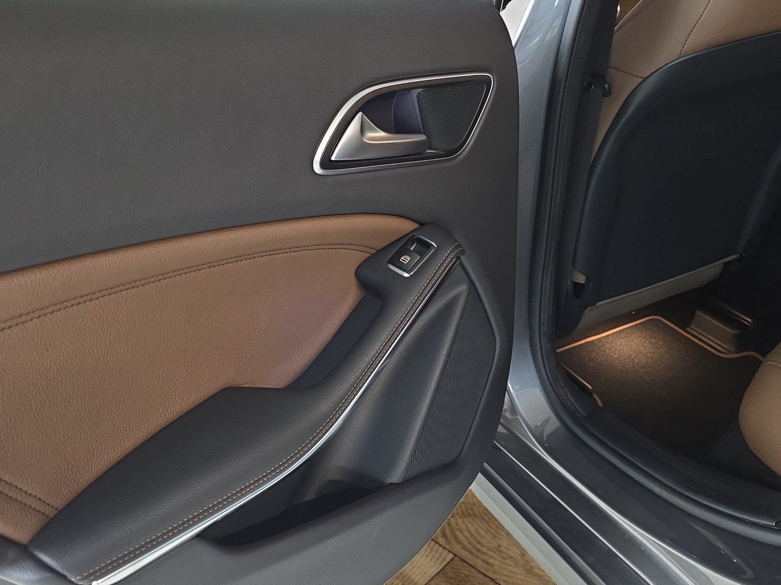 MERCEDES-BENZ GLA 250 Urban 4Matic 7G-DCT-image-13