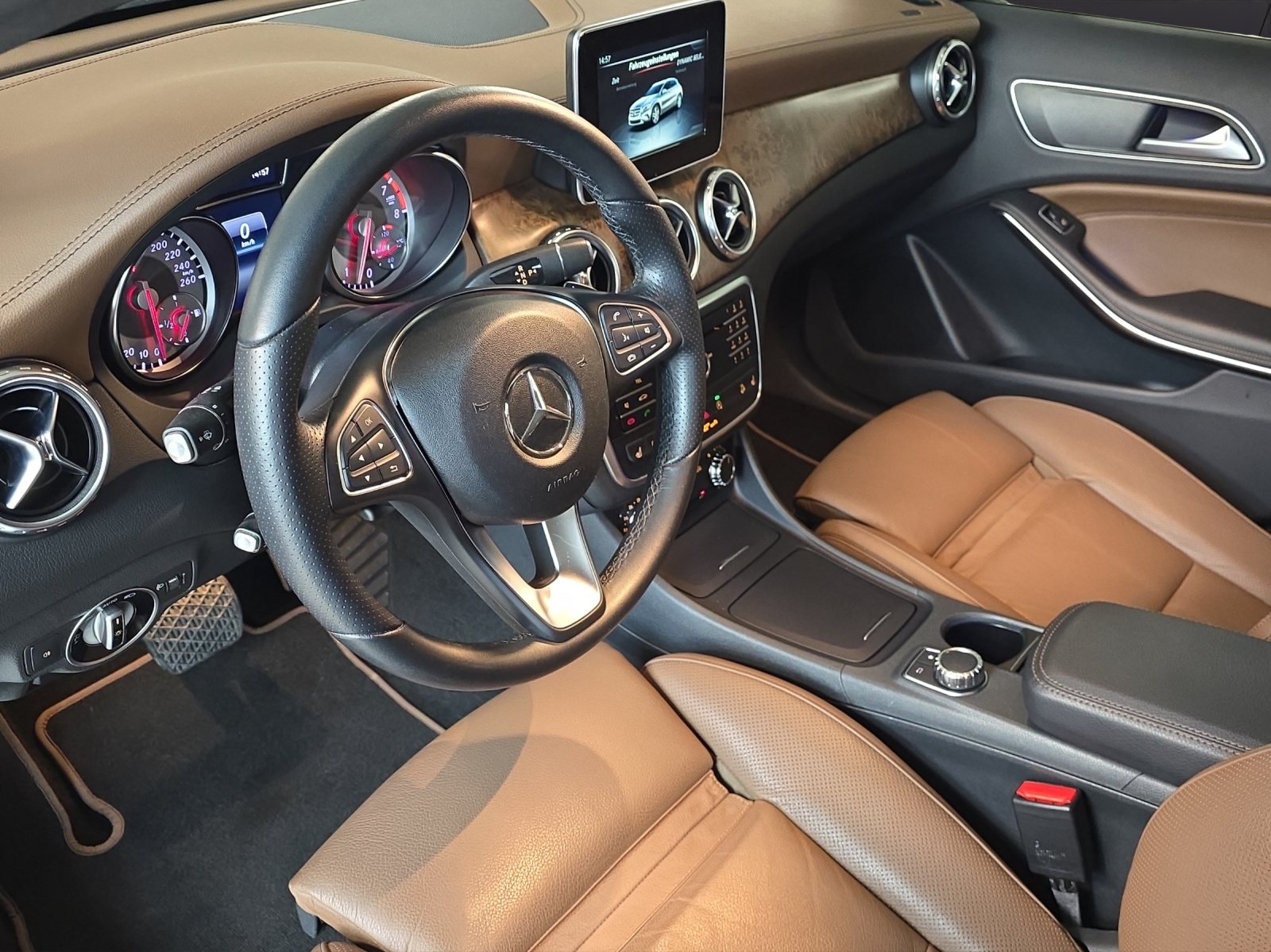 MERCEDES-BENZ GLA 250 Urban 4Matic 7G-DCT-image-9