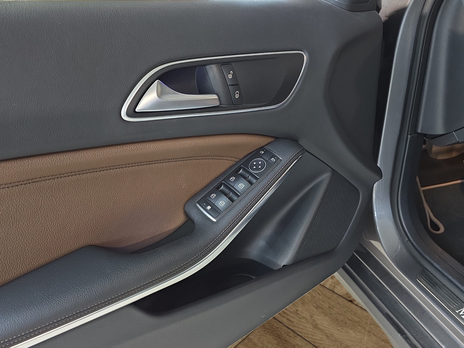 MERCEDES-BENZ GLA 250 Urban 4Matic 7G-DCT-image-11
