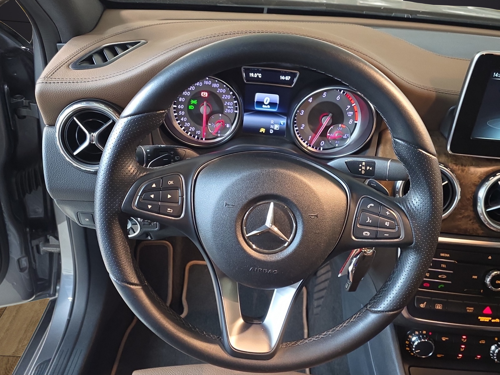 MERCEDES-BENZ GLA 250 Urban 4Matic 7G-DCT-image-10