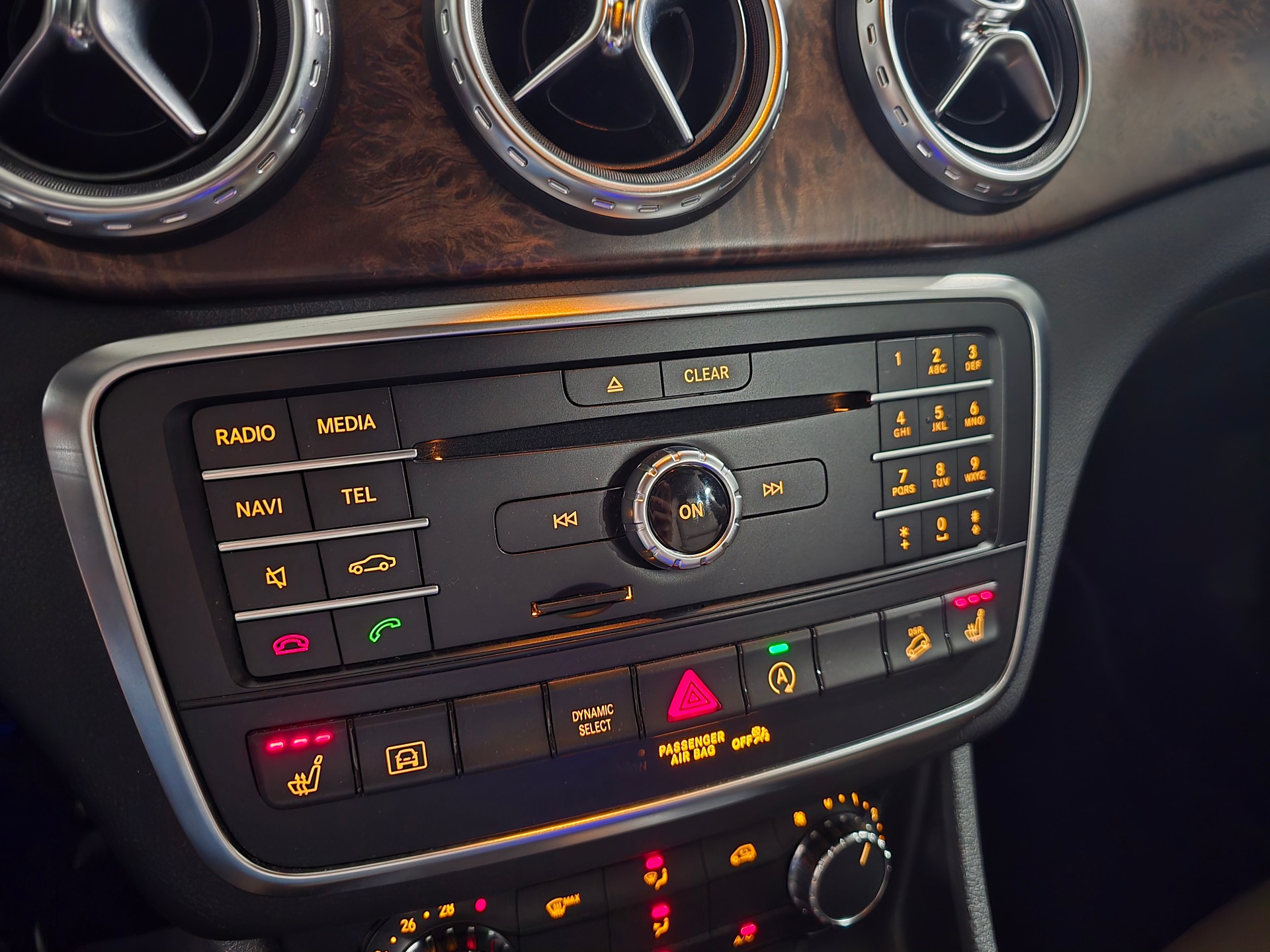 MERCEDES-BENZ GLA 250 Urban 4Matic 7G-DCT-image-15