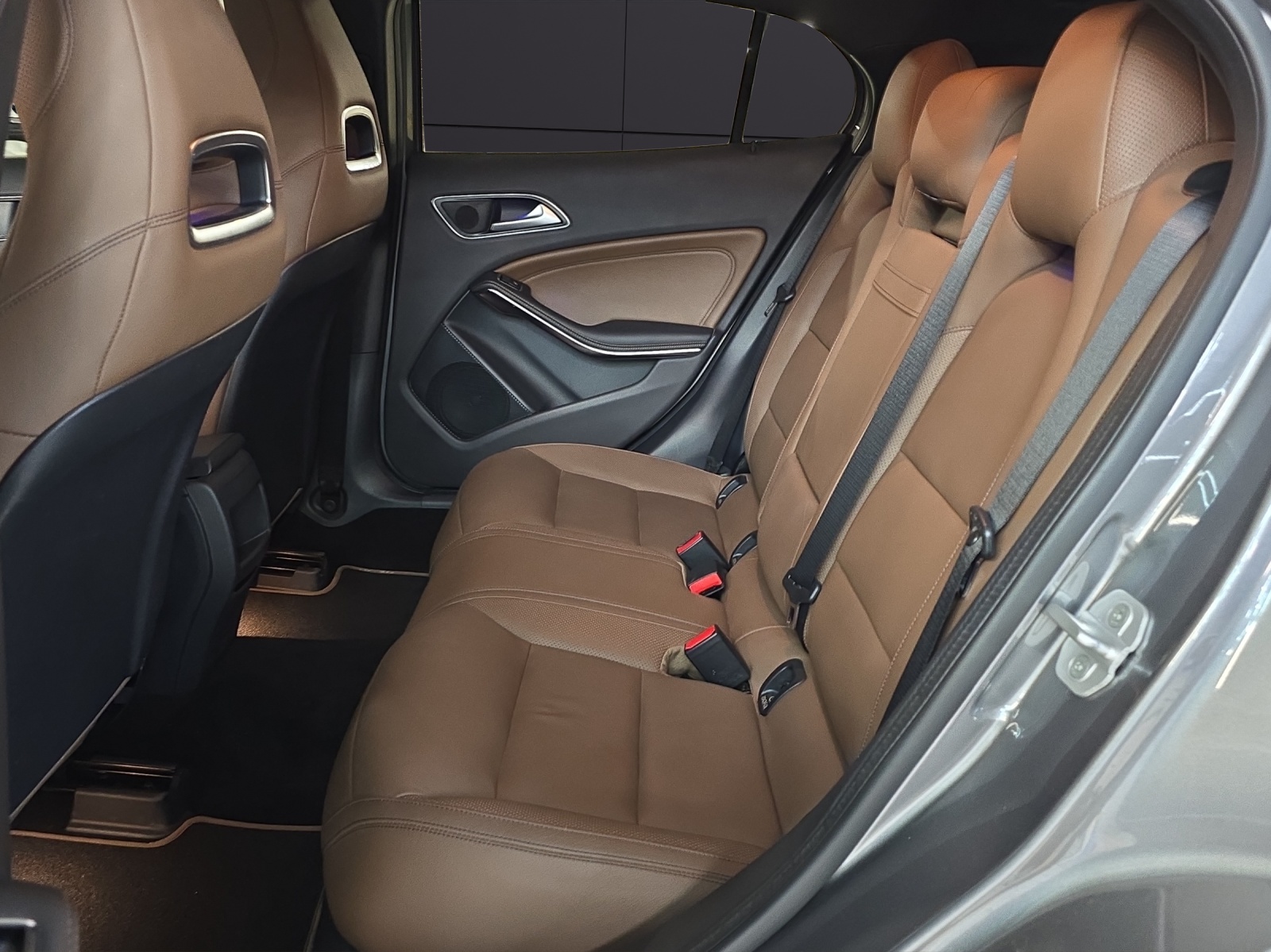 MERCEDES-BENZ GLA 250 Urban 4Matic 7G-DCT-image-12