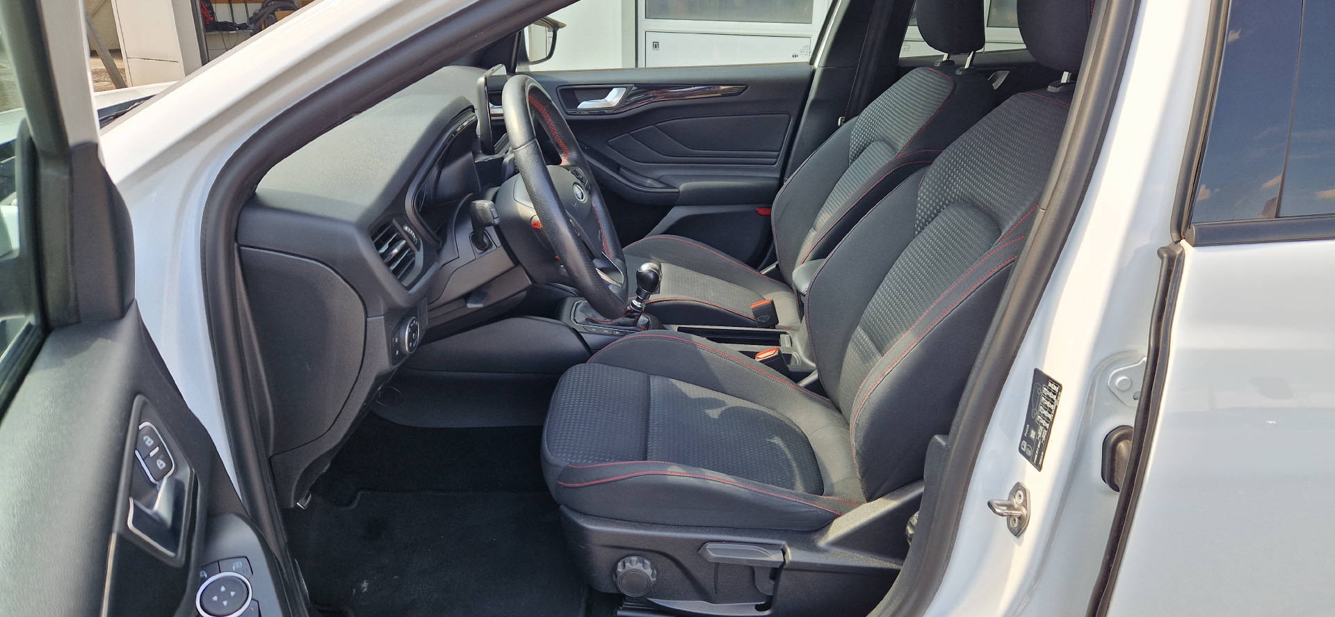 FORD Focus 1.0i EcoB 125 ST-Line-image-4