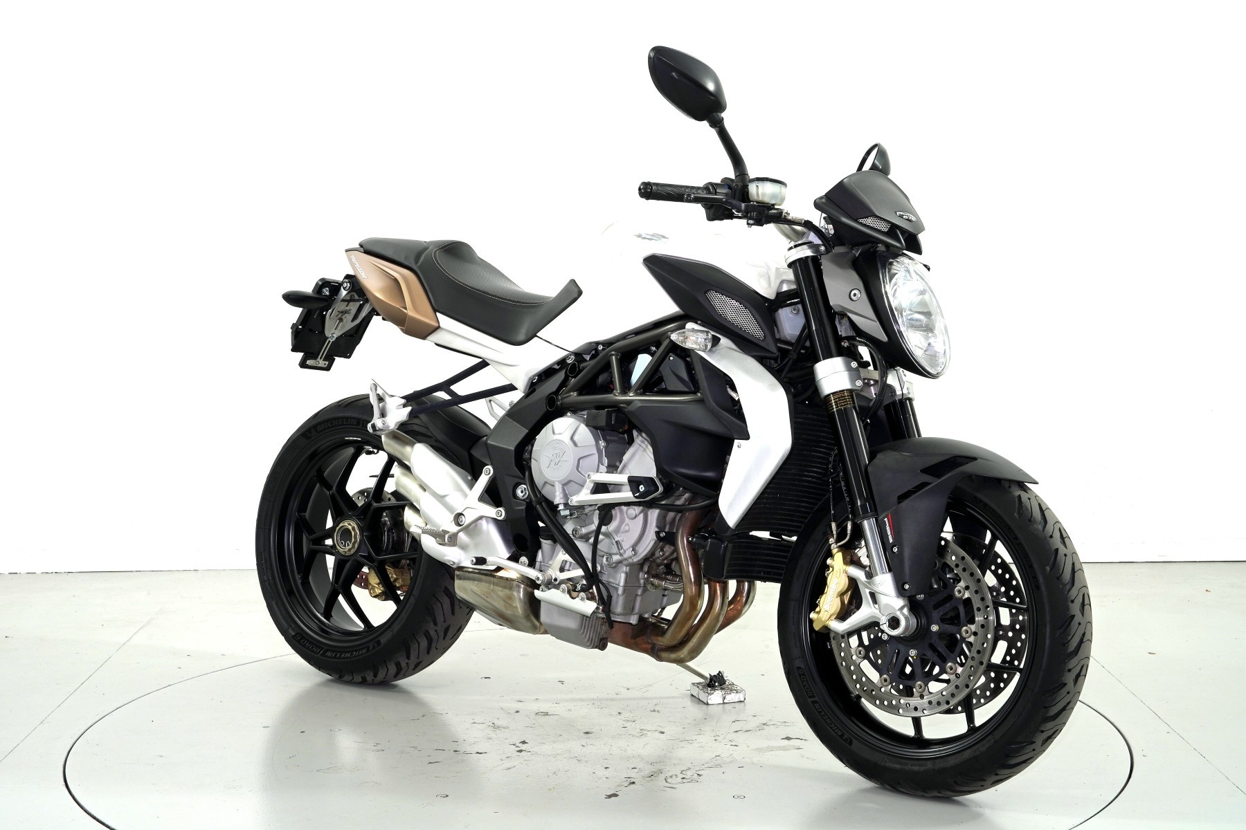 MV AGUSTA 675 Brutale ABS-showroom-element-1