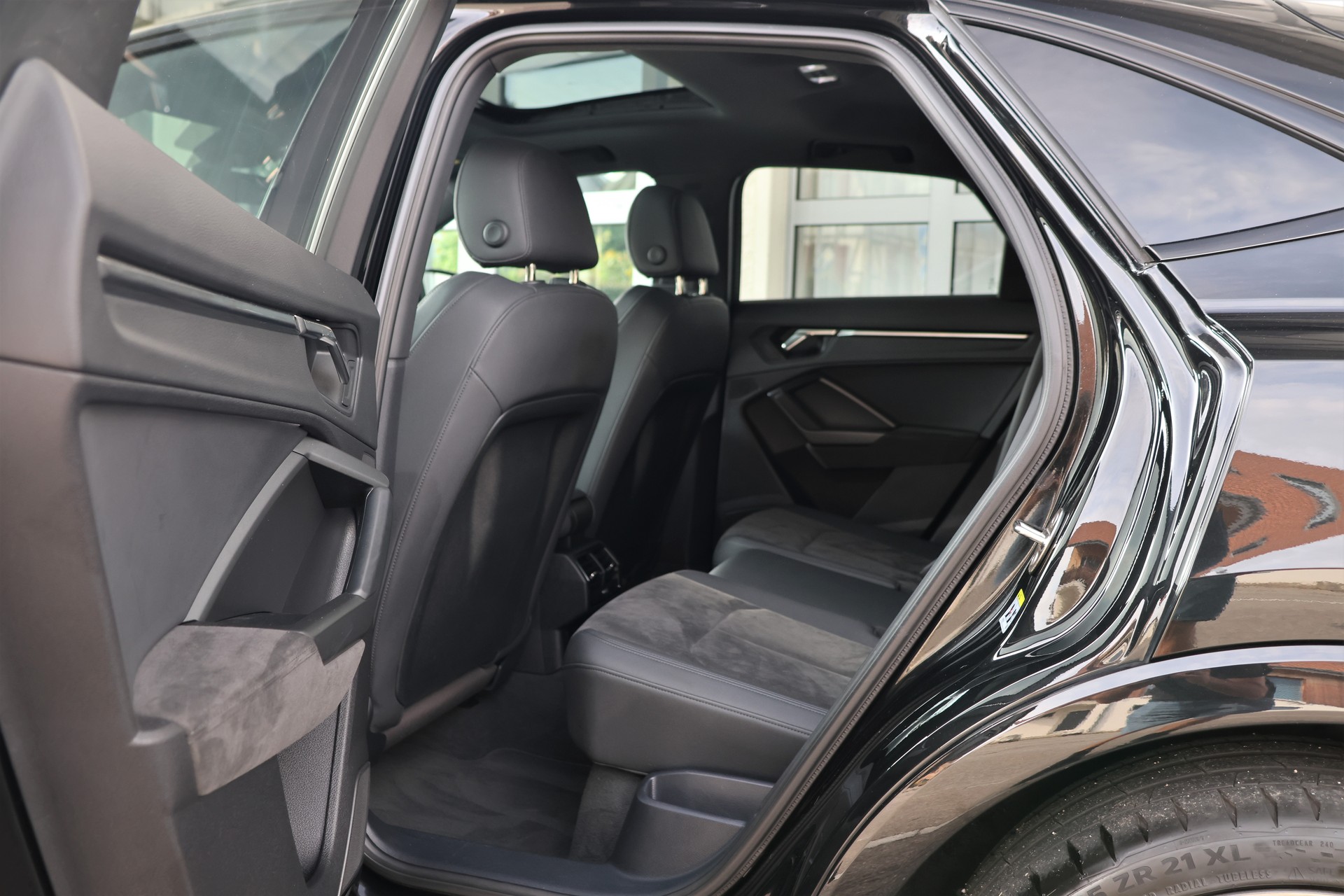 AUDI RS Q3 Sportback quattro S tronic *BlackEdition*-image-11