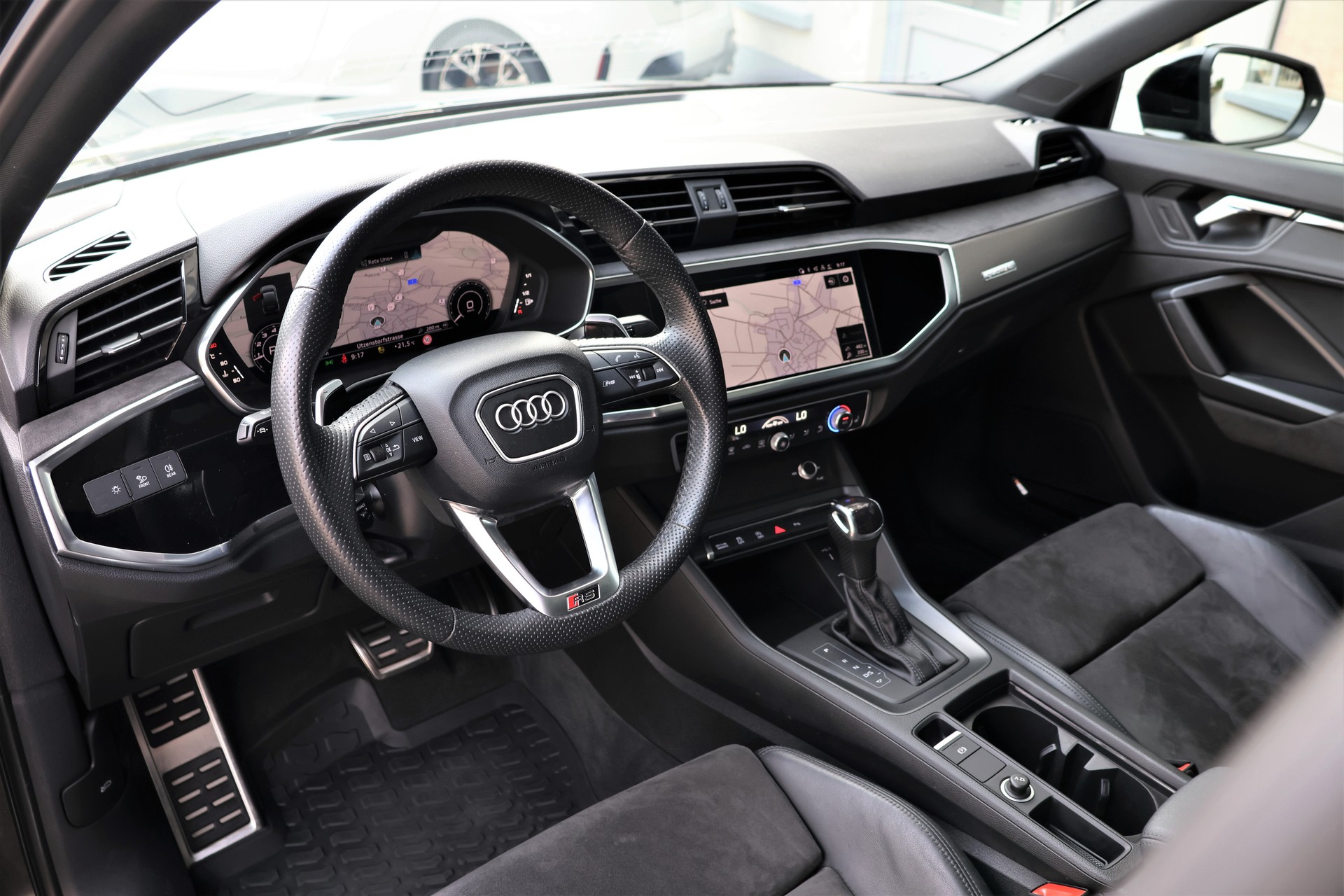 AUDI RS Q3 Sportback quattro S tronic *BlackEdition*-image-9