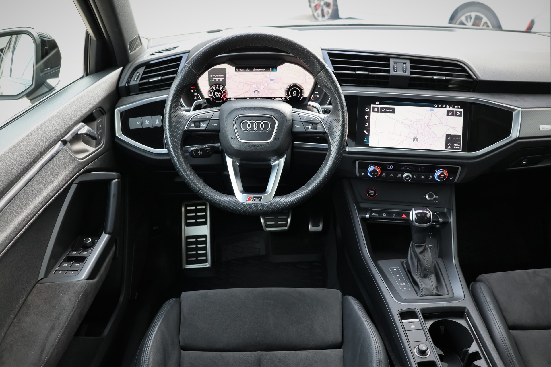 AUDI RS Q3 Sportback quattro S tronic *BlackEdition*-image-12
