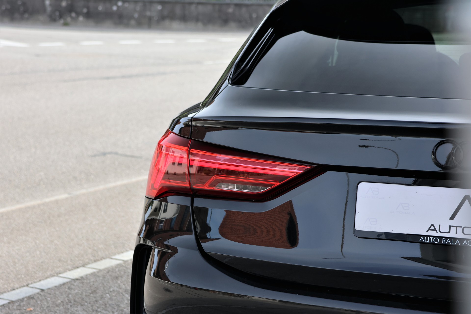 AUDI RS Q3 Sportback quattro S tronic *BlackEdition*-image-5