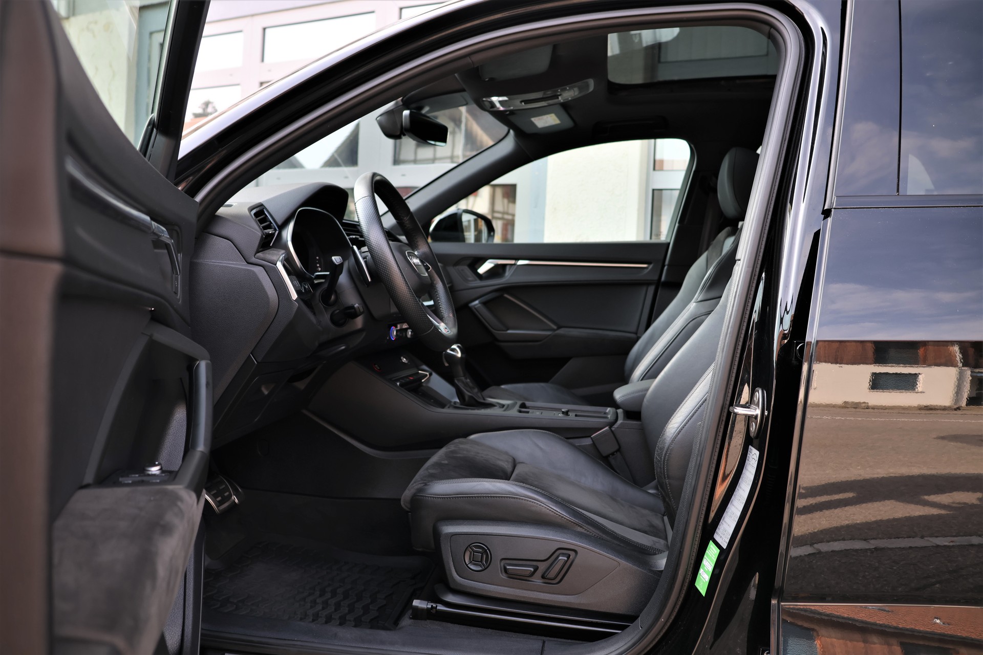 AUDI RS Q3 Sportback quattro S tronic *BlackEdition*-image-8