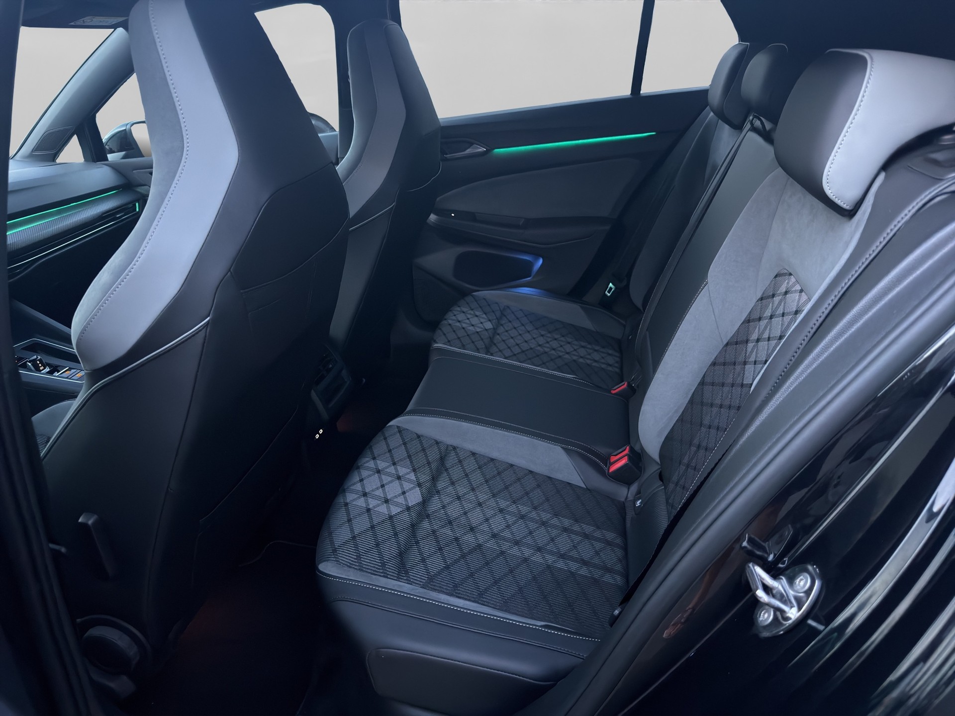 VW Golf 2.0 TSI R-Line DSG-image-12