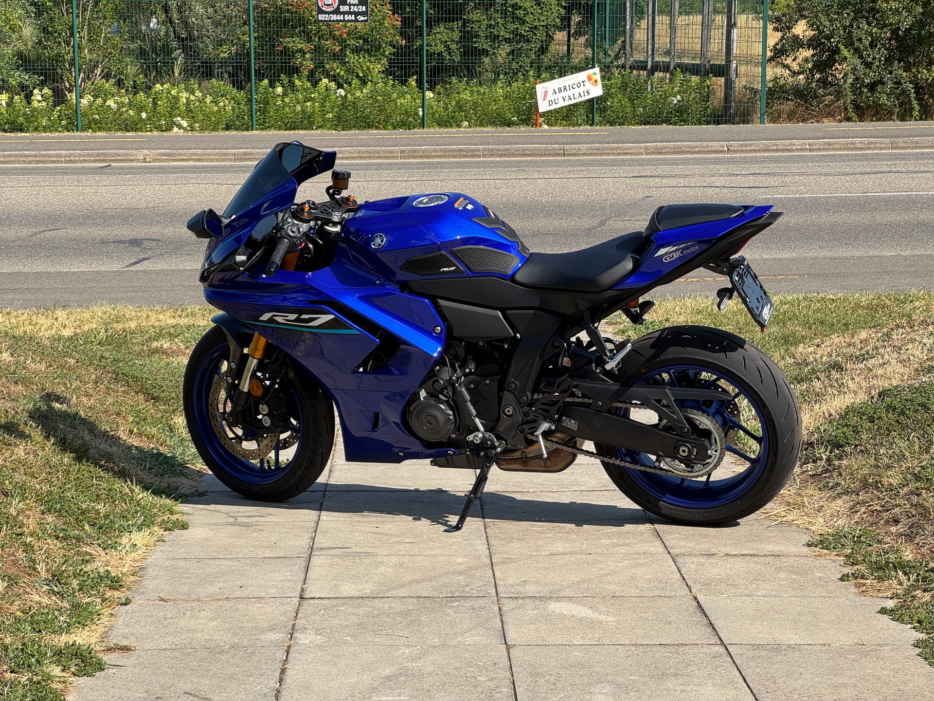 YAMAHA R7-showroom-element-3