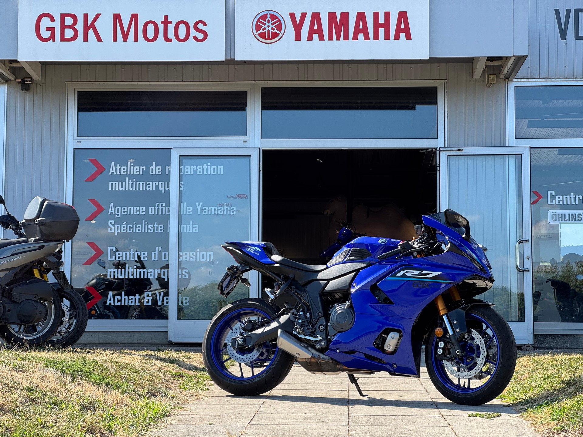YAMAHA R7