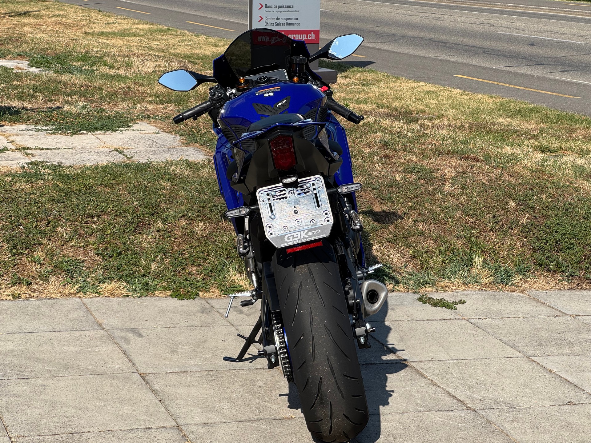 YAMAHA R7-showroom-element-2