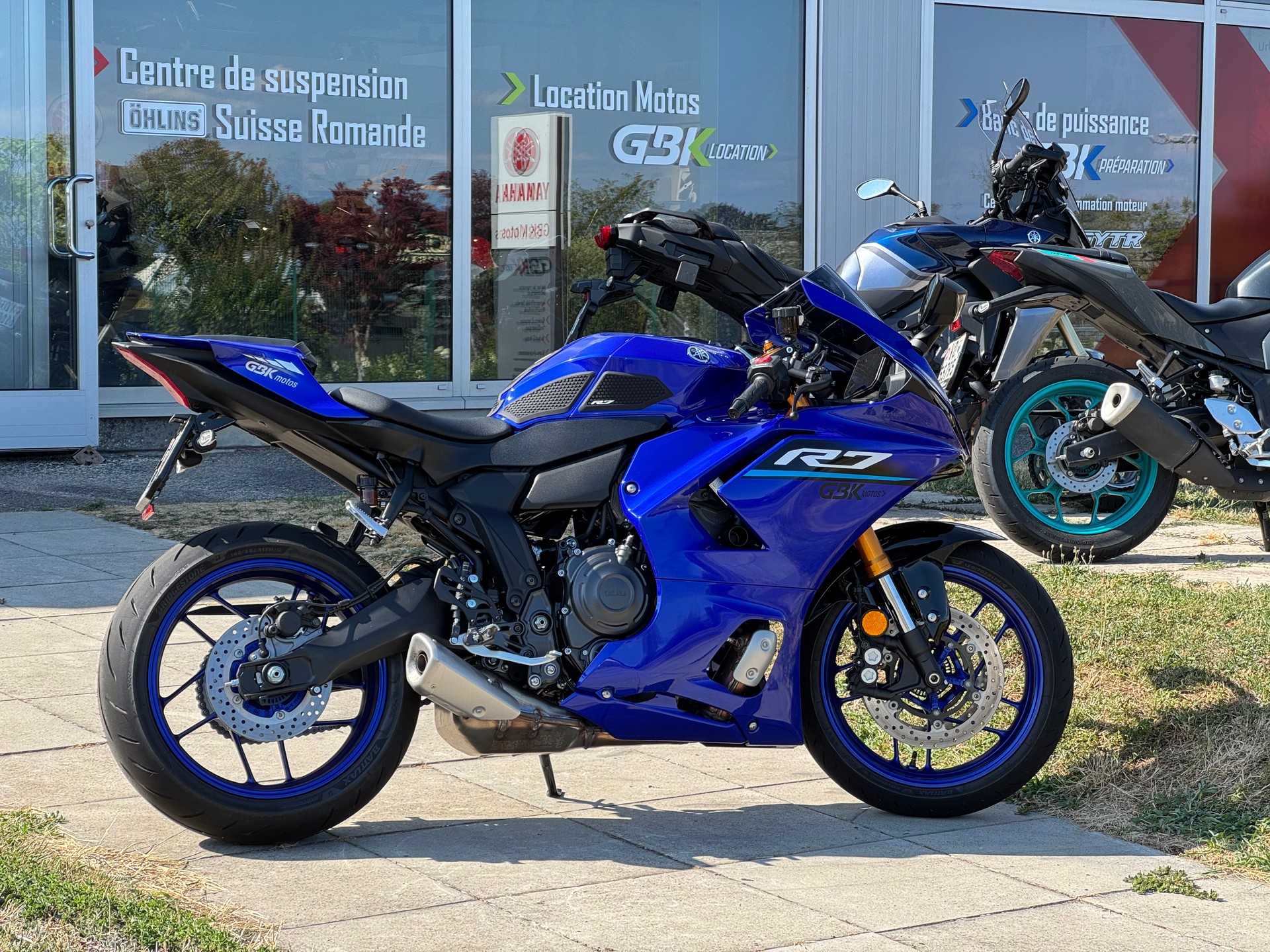 YAMAHA R7-showroom-element-1