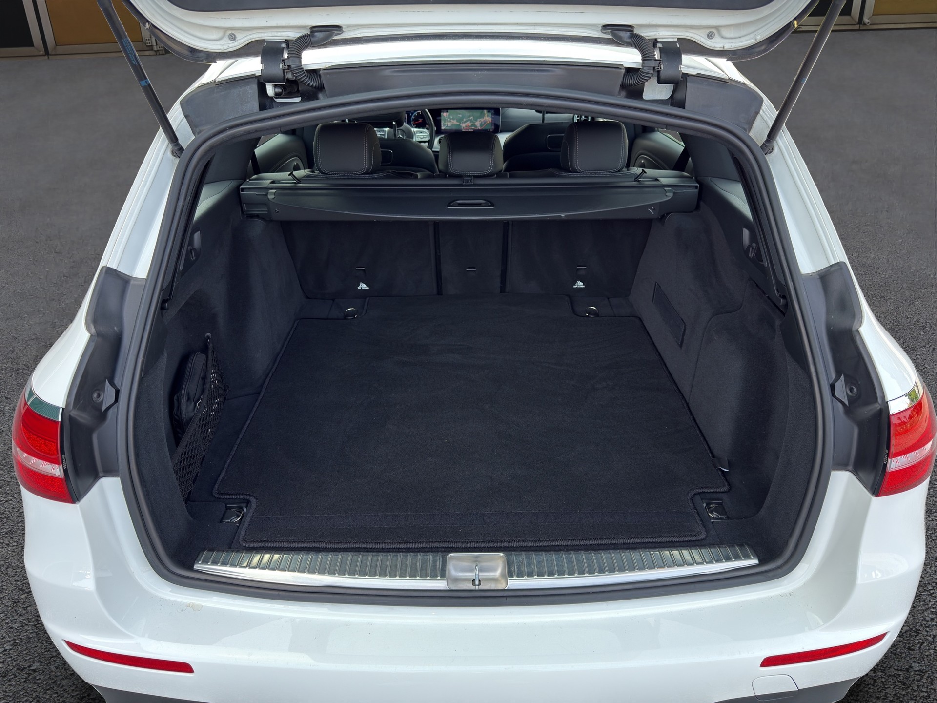 MERCEDES-BENZ E 200 AMG Line 4matic Kombi-image-13