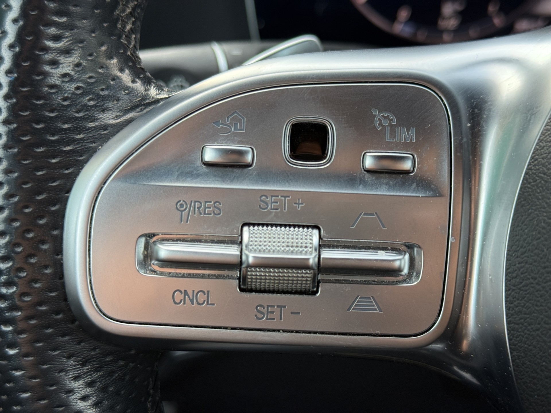 MERCEDES-BENZ E 200 AMG Line 4matic Kombi-image-17