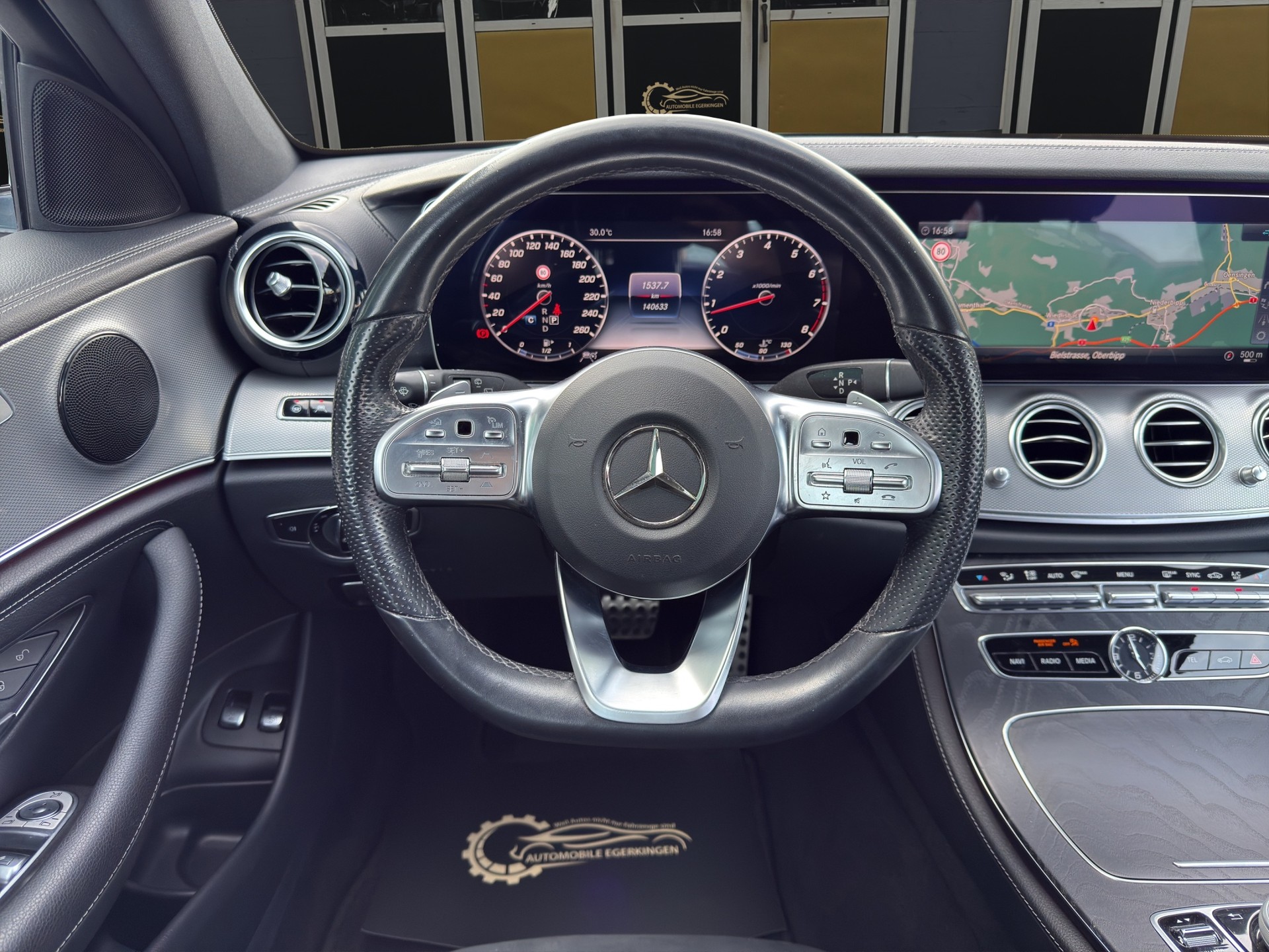 MERCEDES-BENZ E 200 AMG Line 4matic Kombi-image-11