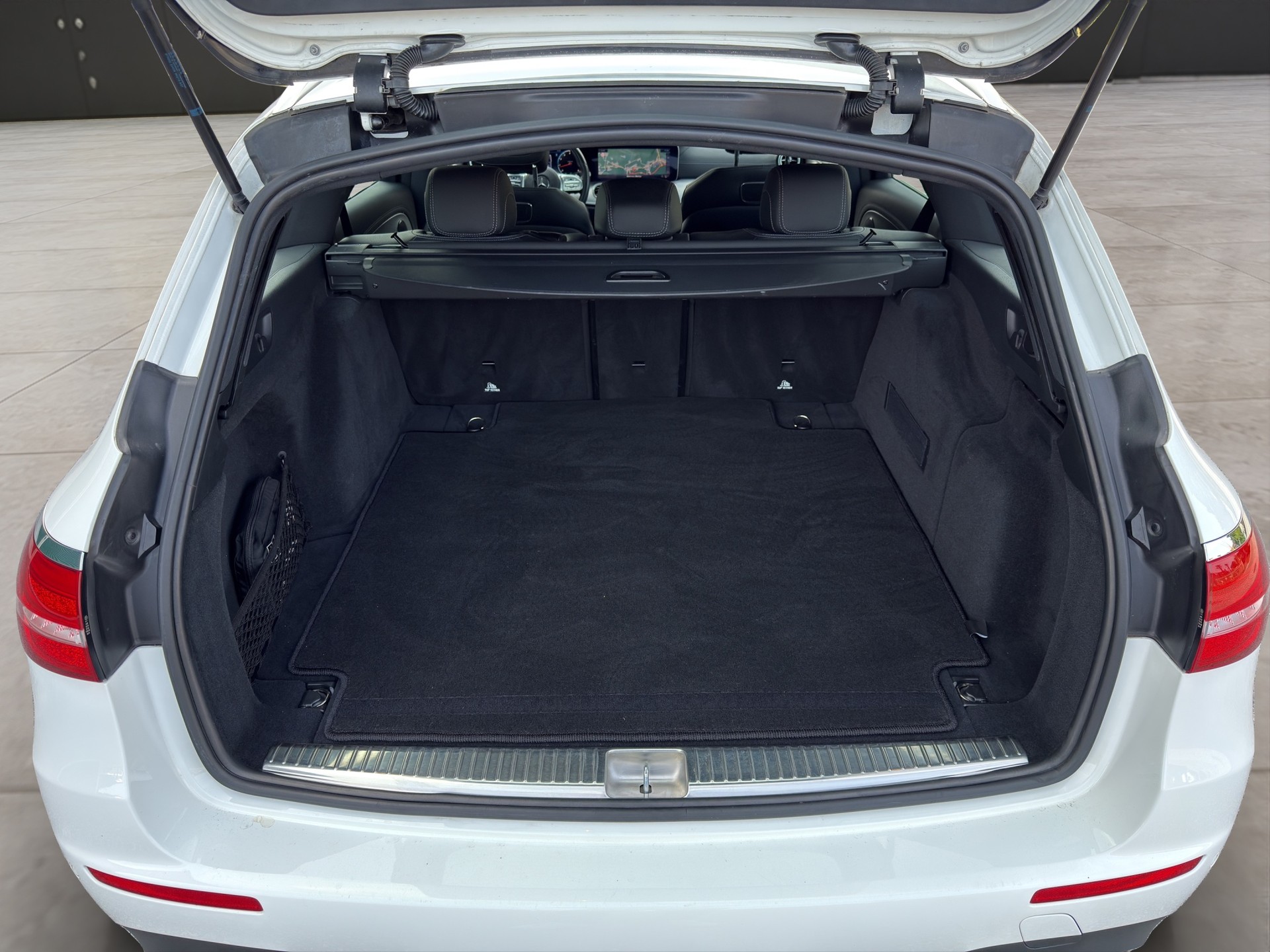 MERCEDES-BENZ E 200 AMG Line 4matic Kombi-image-13