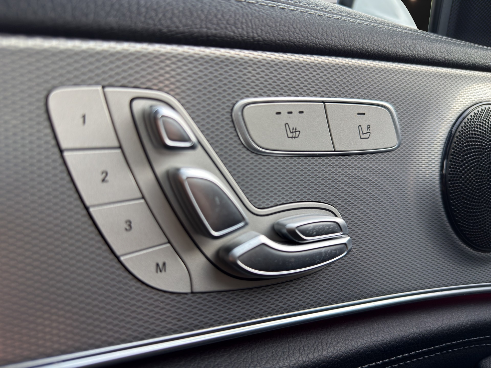 MERCEDES-BENZ E 200 AMG Line 4matic Kombi-image-17