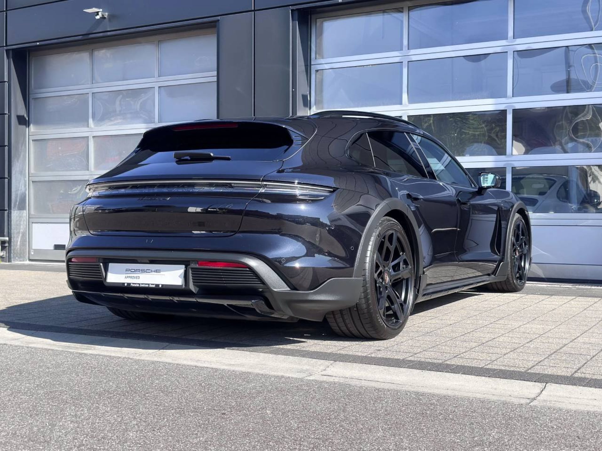 PORSCHE Taycan 4 Cross Turismo-image-11