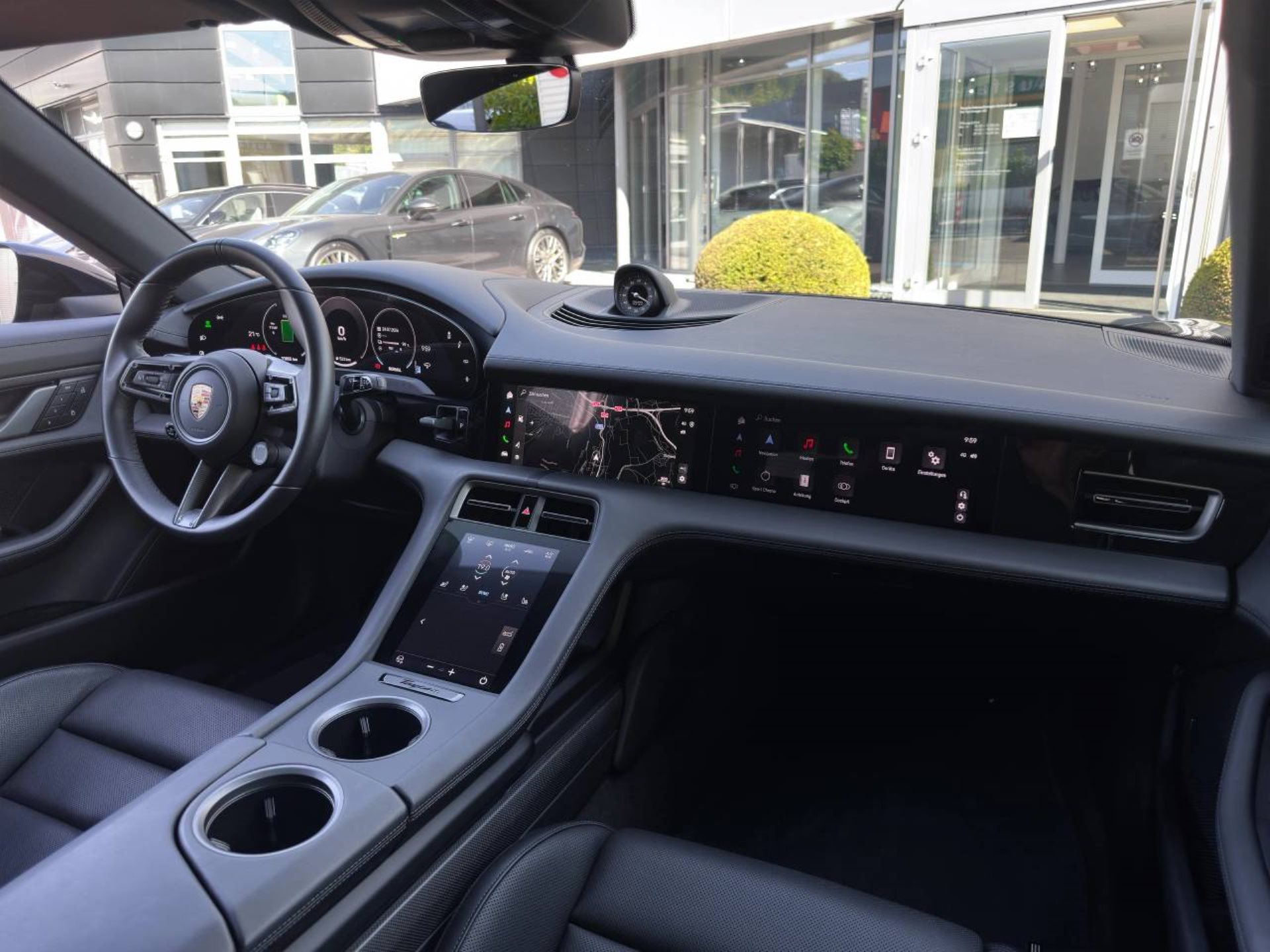 PORSCHE Taycan 4 Cross Turismo-image-17