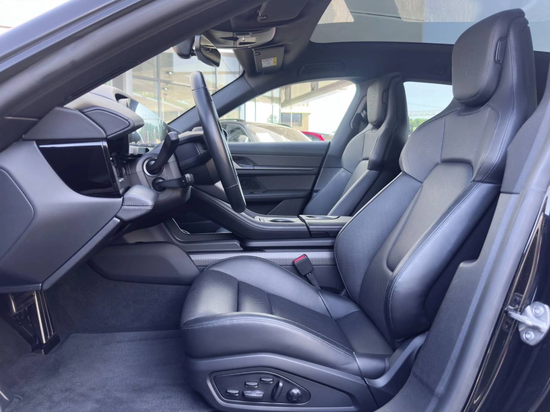 PORSCHE Taycan 4 Cross Turismo-image-16