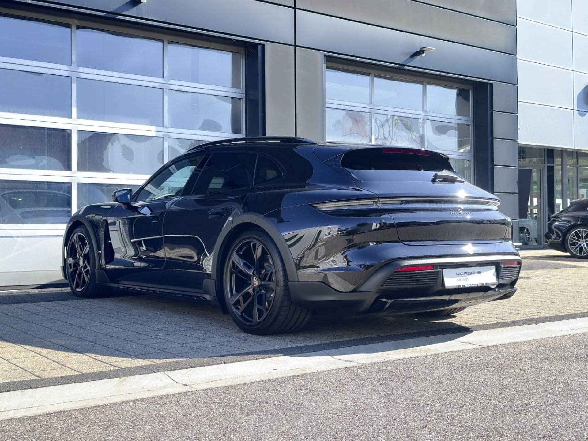 PORSCHE Taycan 4 Cross Turismo-image-10