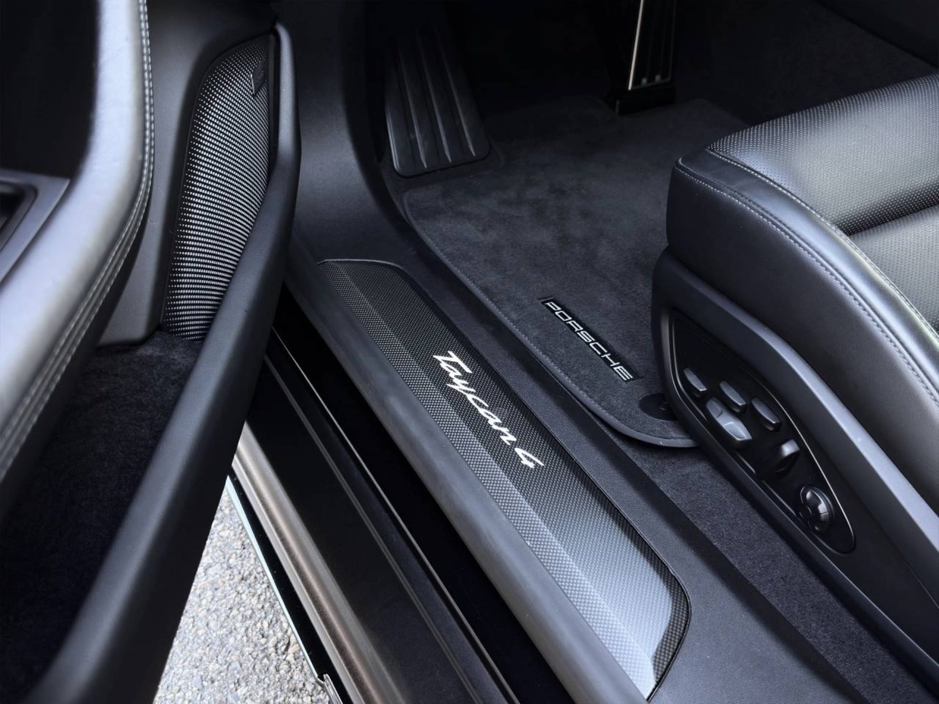 PORSCHE Taycan 4 Cross Turismo-image-28