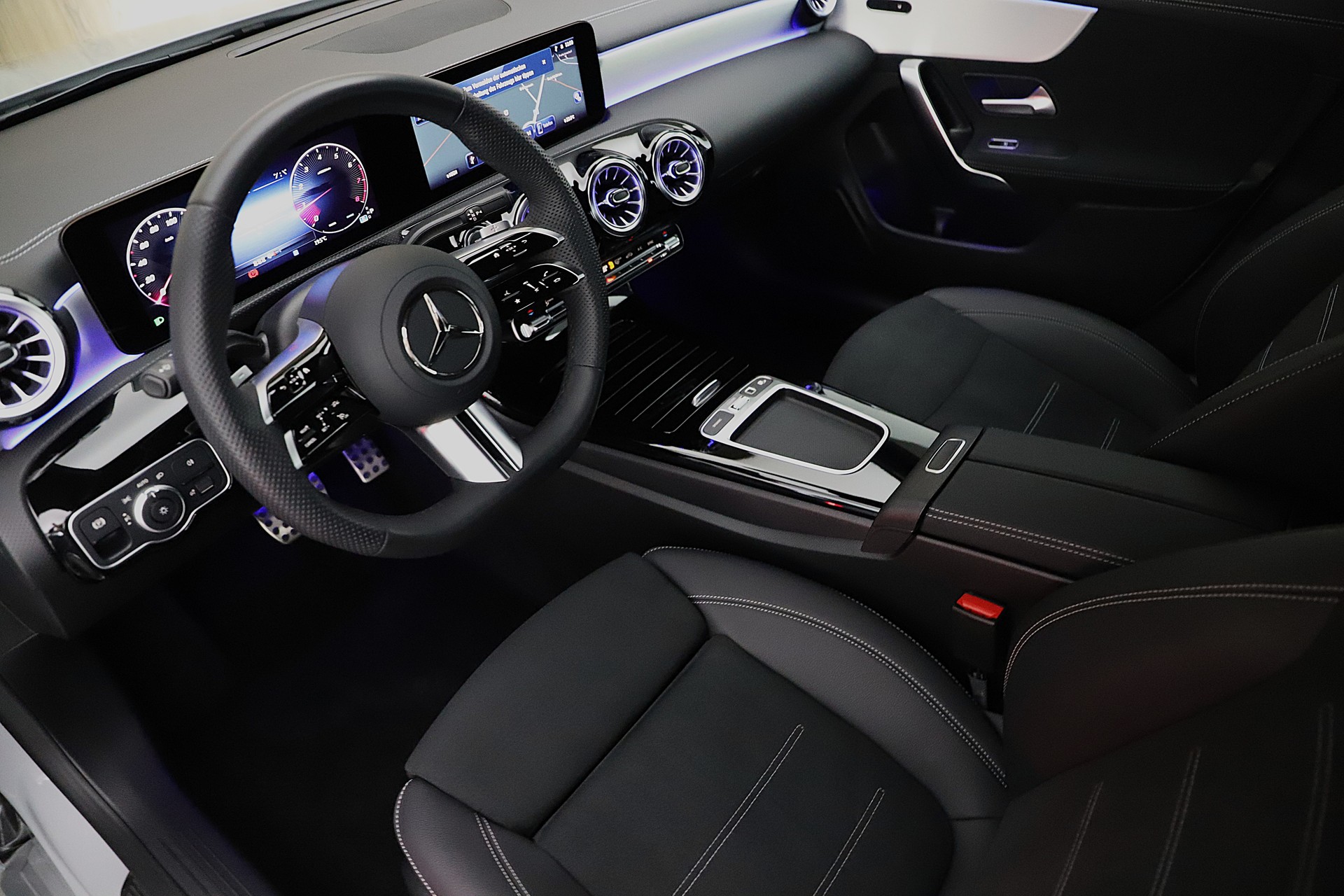 MERCEDES-BENZ CLA 200d 7G-DCT AMG Line Night Edition und Advanced Plus-image-4