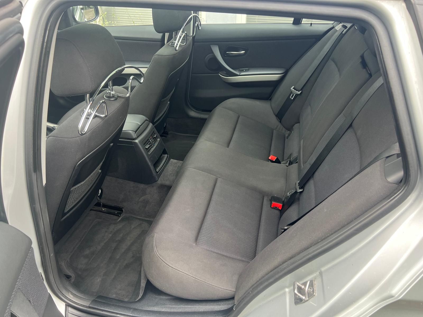 BMW 320d Touring Dynamic Edition-image-7