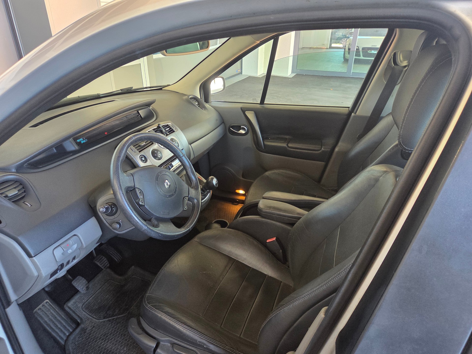 RENAULT Scénic 2.0 dCi Dynamique-image-3
