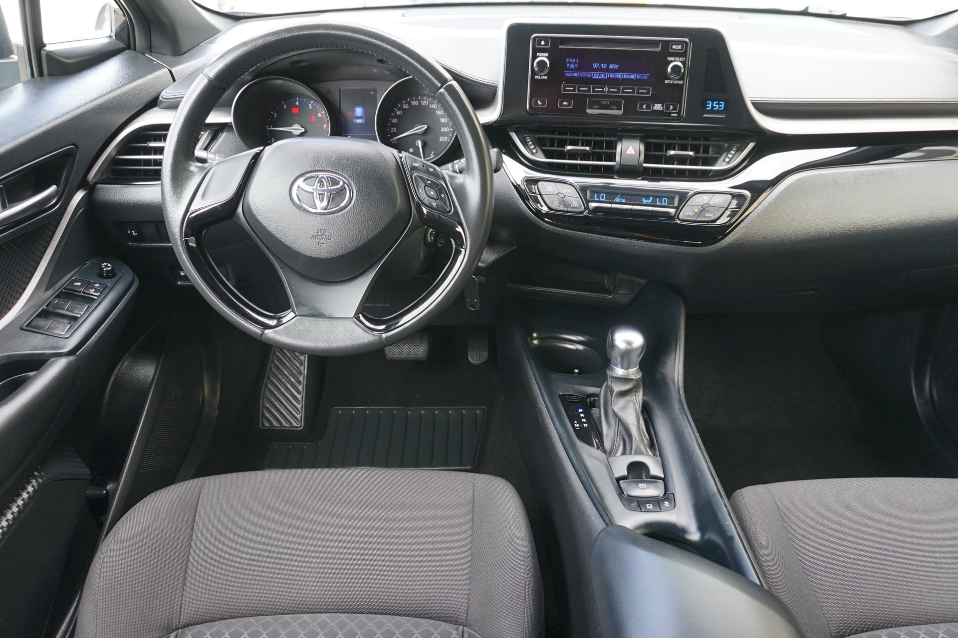 TOYOTA C-HR 1.2 Comfort 4WD-image-13