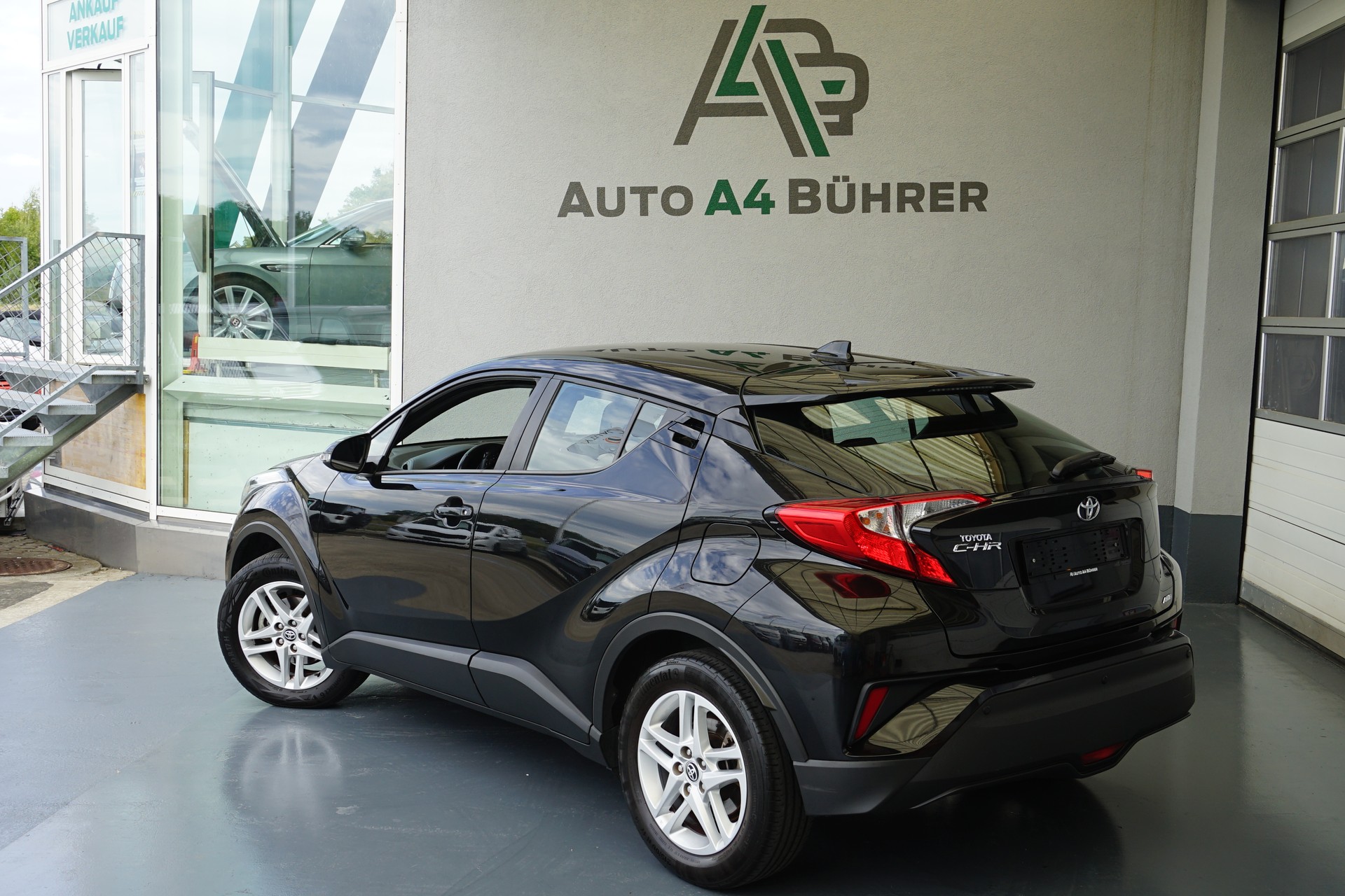 TOYOTA C-HR 1.2 Comfort 4WD-image-5