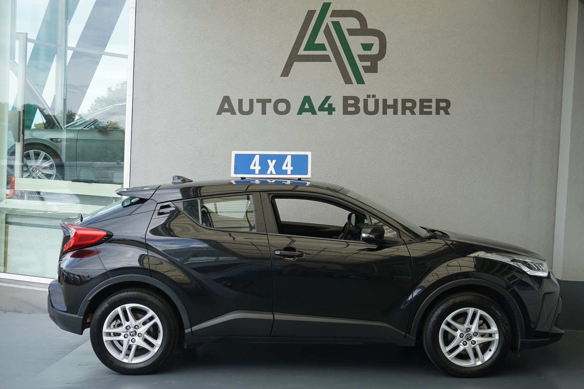 TOYOTA C-HR 1.2 Comfort 4WD-image-4