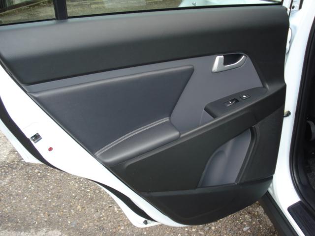 KIA Sportage 2.0 CRDi Style-image-12