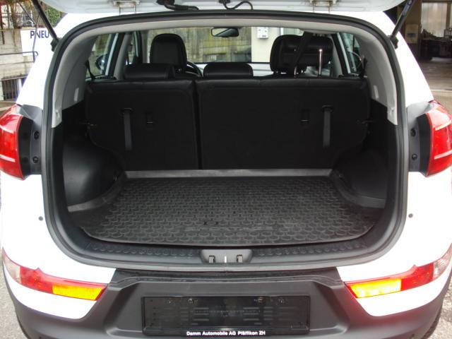 KIA Sportage 2.0 CRDi Style-image-11