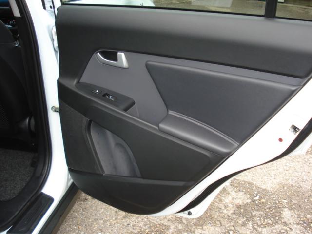 KIA Sportage 2.0 CRDi Style-image-9