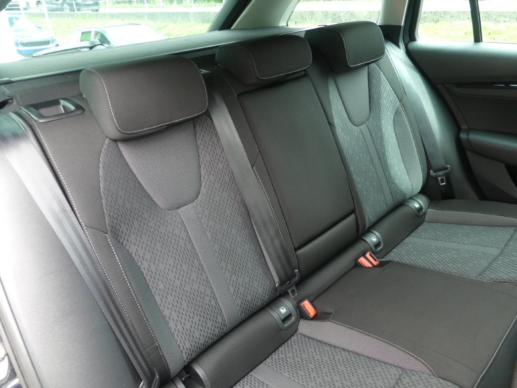 SKODA Octavia Combi 2.0 TDI DSG Ambition 4x4-image-12