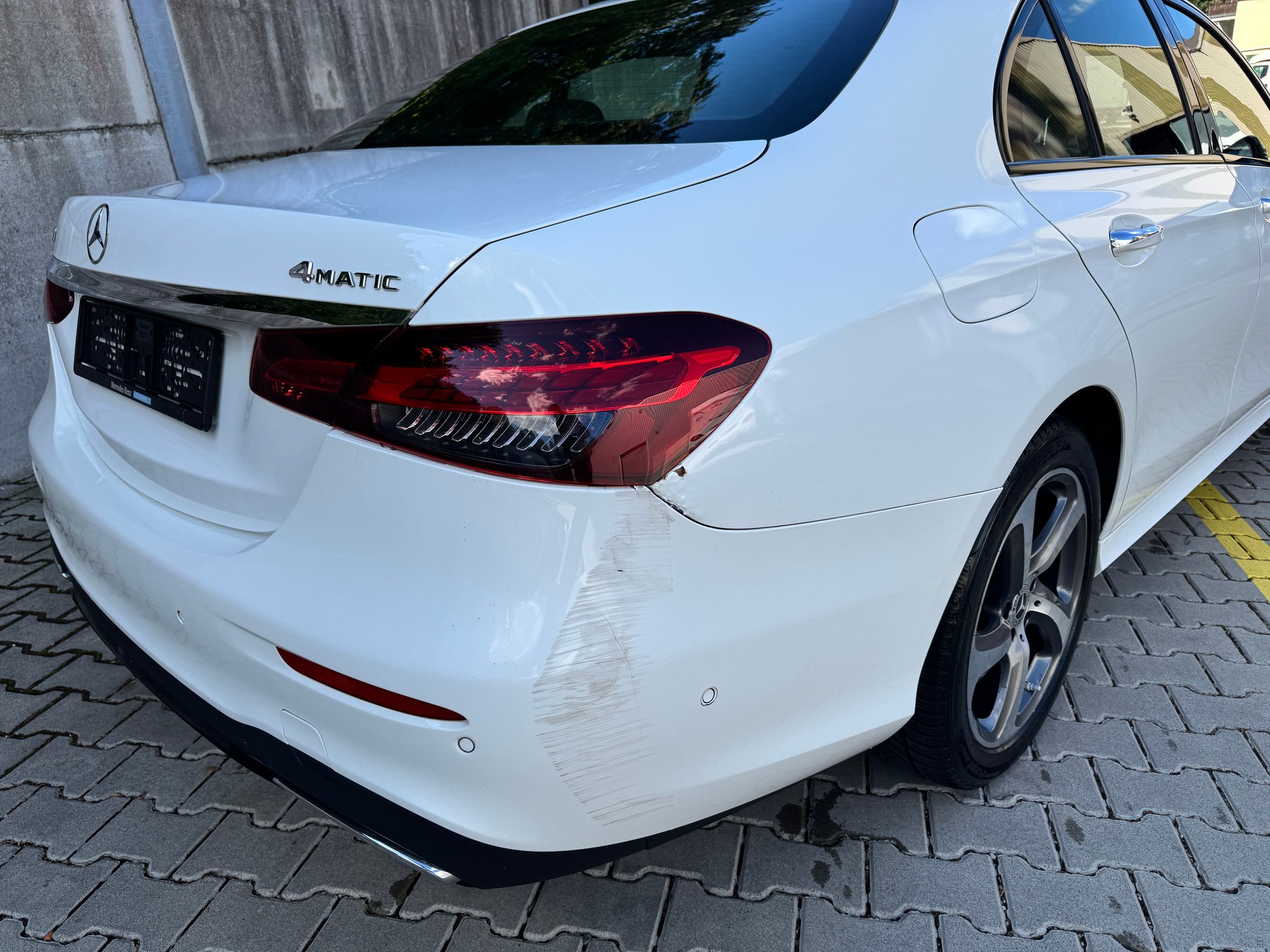 MERCEDES-BENZ E 220 d 4Matic AMG Line 9G-Tronic-image-6