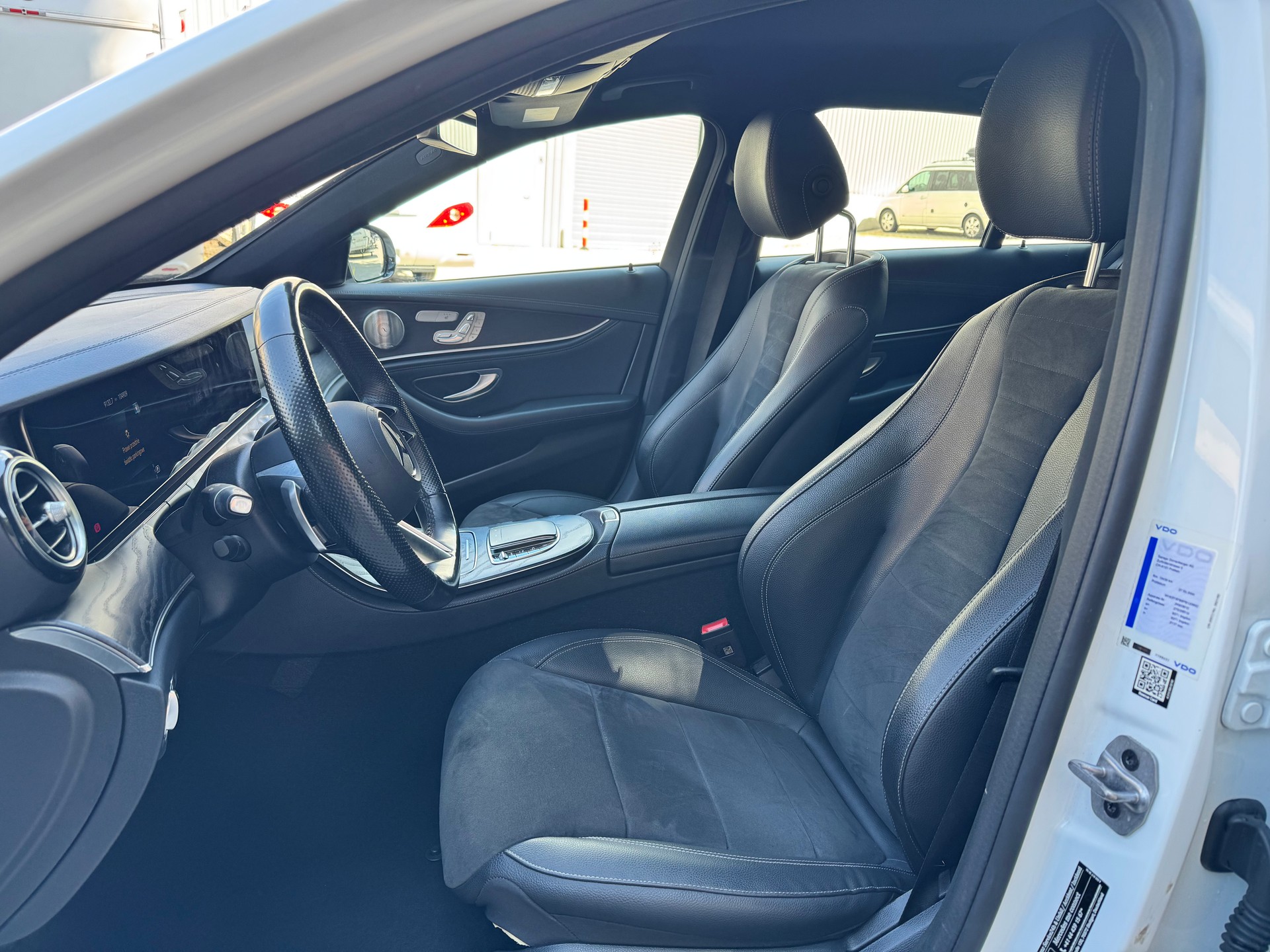 MERCEDES-BENZ E 220 d 4Matic AMG Line 9G-Tronic-image-13