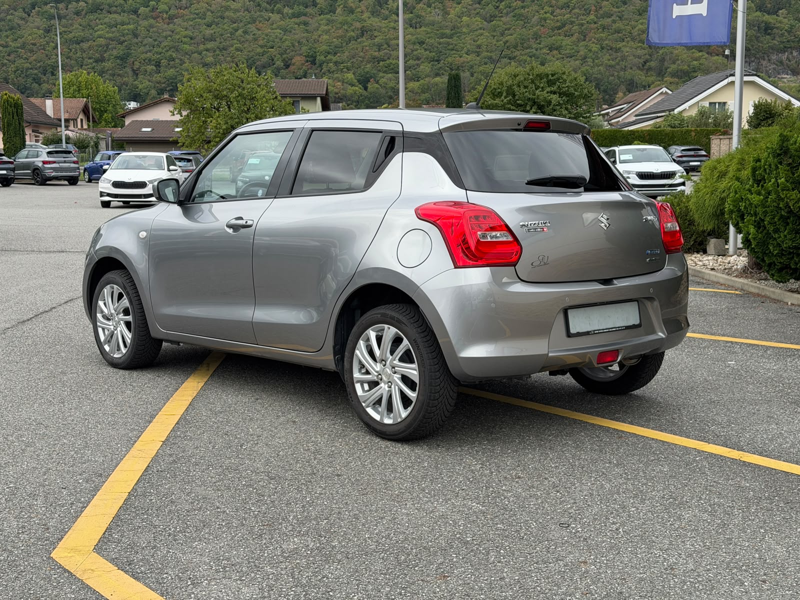 SUZUKI Swift 1.2 Compact + 4x4 Hybrid-image-2