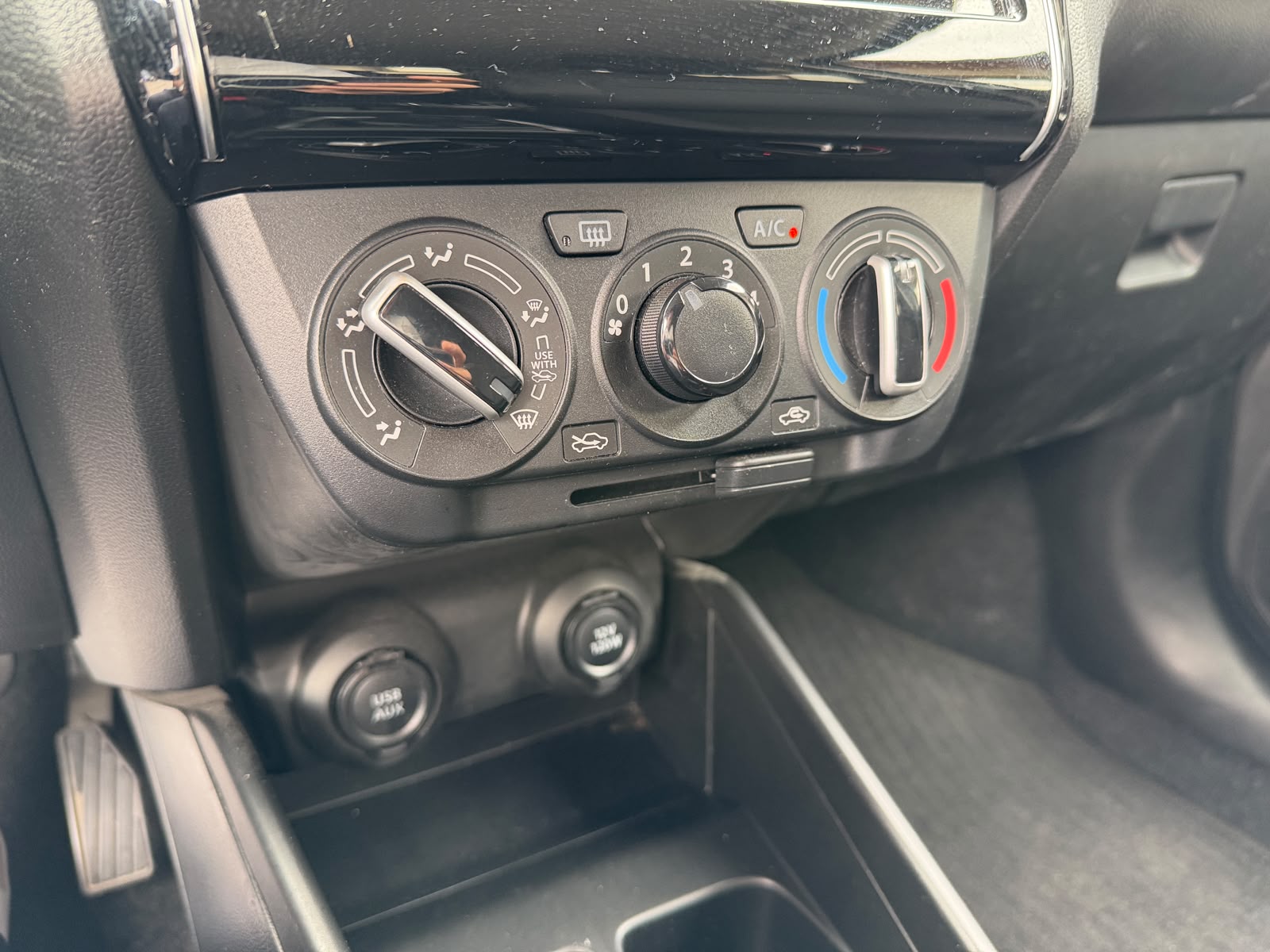 SUZUKI Swift 1.2 Compact + 4x4 Hybrid-image-12